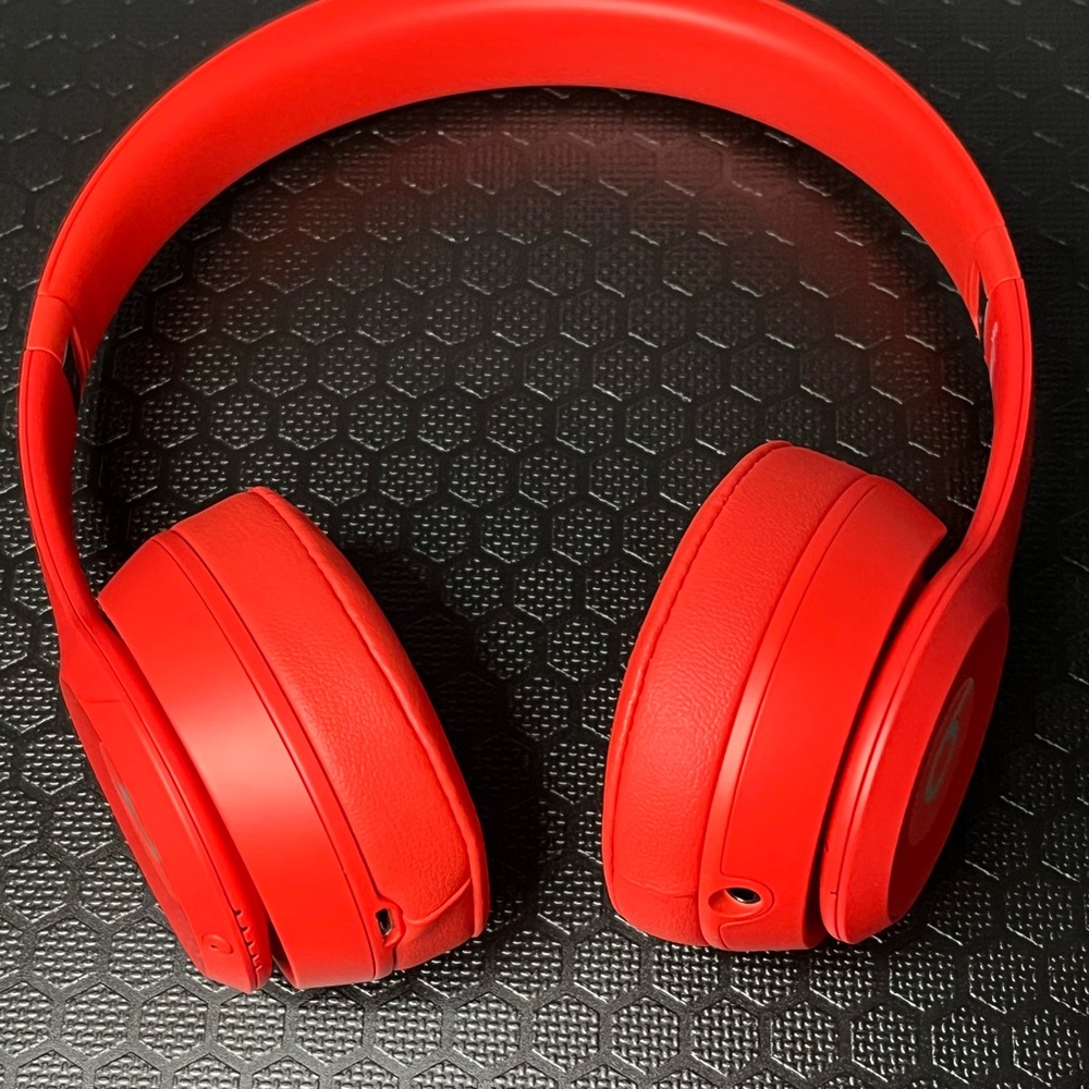 BEATS SOLO3 wireless headphones red